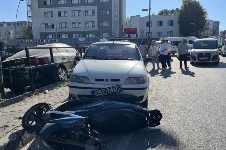 Araca yaslanarak arkadaşıyla konuşan şahsa otomobil çarptı