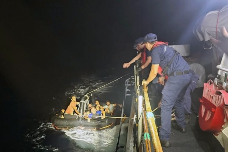 Yunanistan'ın geri ittiği can sallarında 16 düzensiz göçmen kurtarıldı