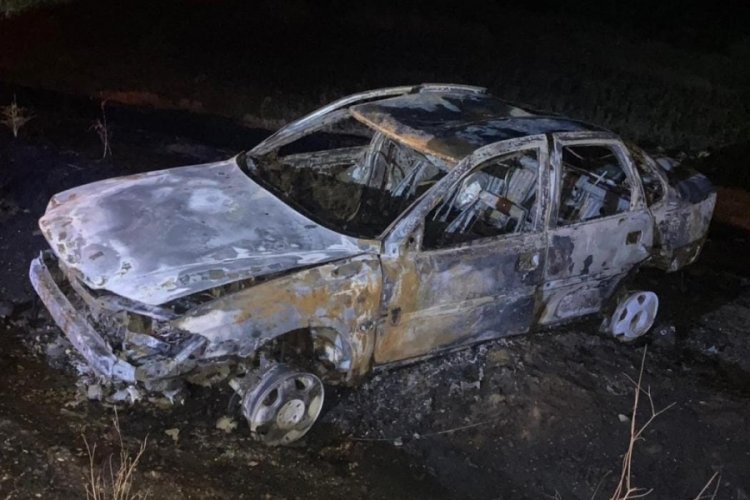 Bursa'da park halindeki otomobil alev alev yandı