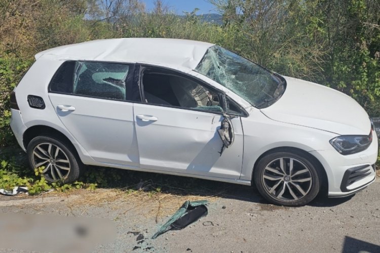 Taklalar atan otomobil uçuruma yuvarlanmaktan son anda kurtuldu