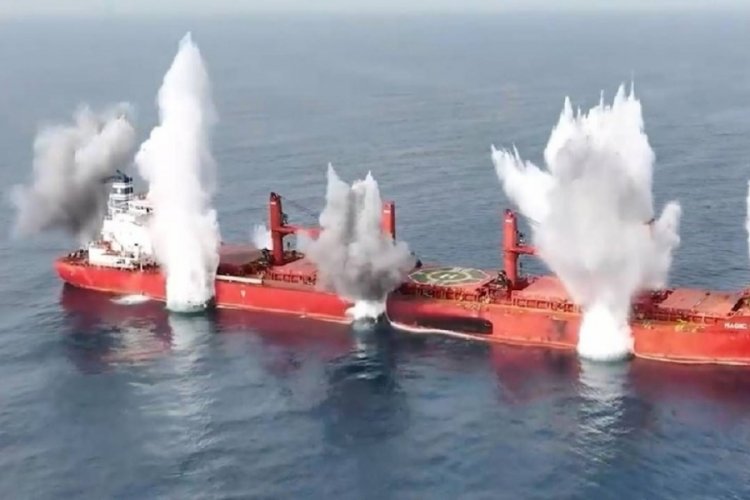 Husiler yayınladı: Kızıldeniz'de gemi batırdılar