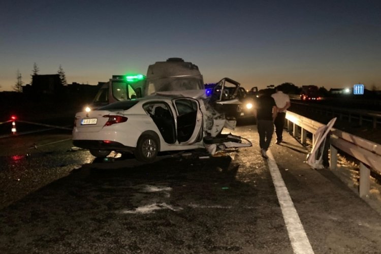 Ankara'da ters yöne giren araç minibüs ile kafa kafaya çarpıştı: 1 ölü