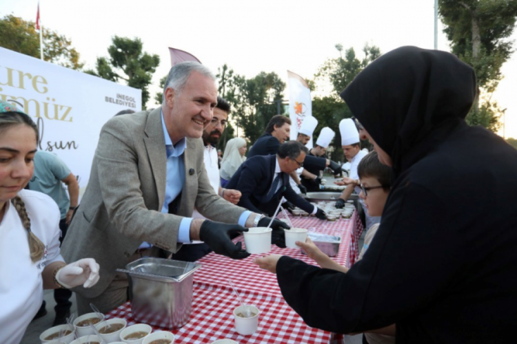 İnegöl'ün yeni meydanında aşure kazanları kaynadı