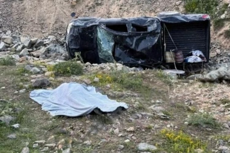 Kamyonet şarampole devrildi! Ölü ve yaralılar var