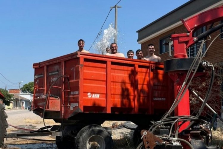 Bursa'da muhtardan mahalle gençlerine serinleme hizmeti!