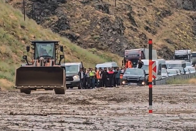 Yüksekova-Van yolunda heyelan: Araçlar mahsur kaldı