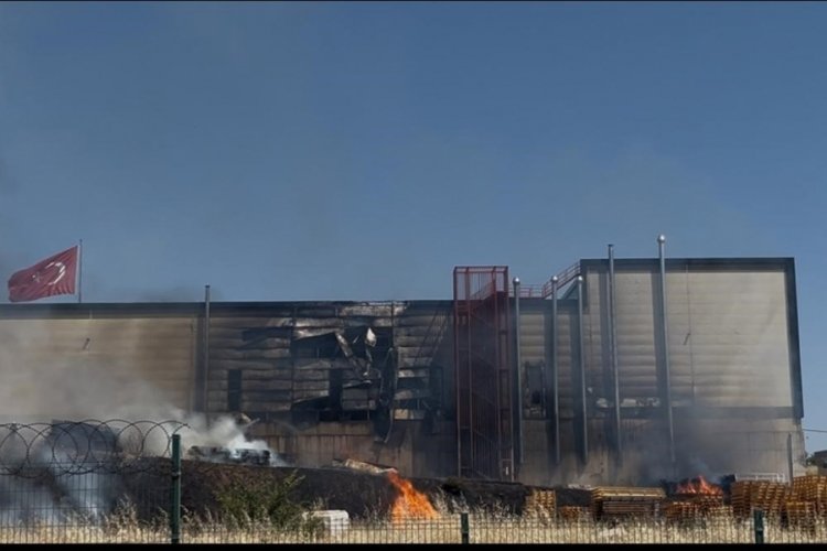 Palet yangını fabrikaya sıçradı: 4 işçi dumandan etkilendi