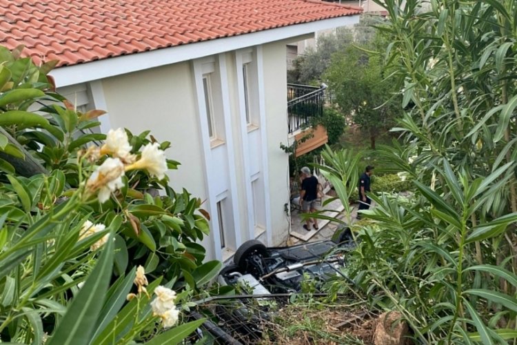 Marmaris'te otomobil evin bahçesine uçtu: 1 ölü, 4 yaralı
