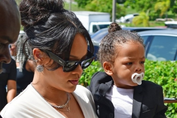 Rihanna, babasının cenazesinde
