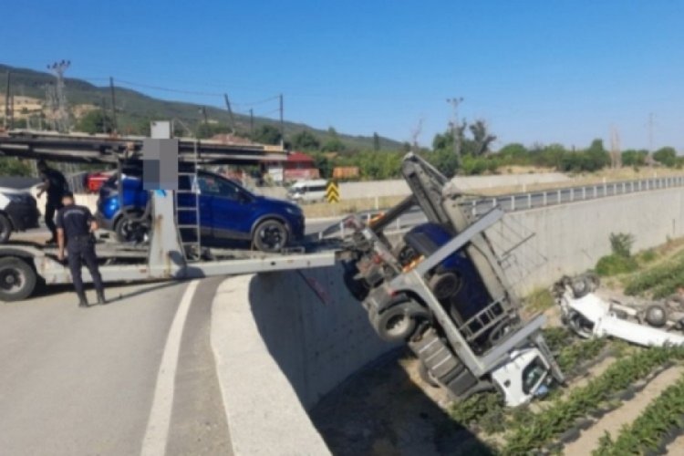 Çarpışan tır ile kamyonet tarlaya uçtu; 2 yaralı
