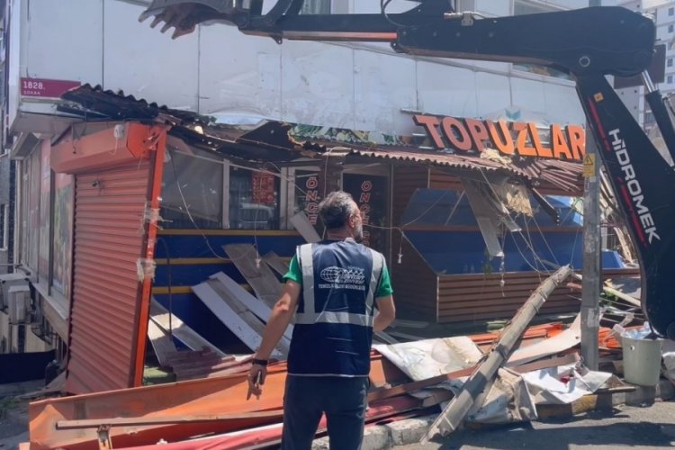 Bıçaklı kavgaya neden olan market reyonu yıkıldı