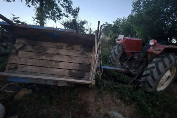 Devrilen traktörün altında kalan kadın ağır yaralandı