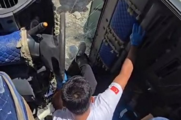 Sağlık görevlileri kamyonun camını kırarak yaralıya müdahale etti