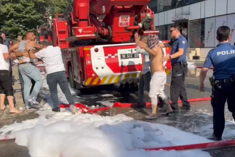 Bursa'da yangını söndürmeye çalışan itfaiye ekiplerine bıçakla saldırı!