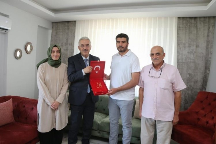 Bursa Valisi Ayyıldız, 15 Temmuz gazisini ziyaret etti