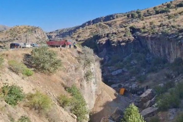 Kontrolden çıkan kamyon uçuruma düştü: 1 ölü