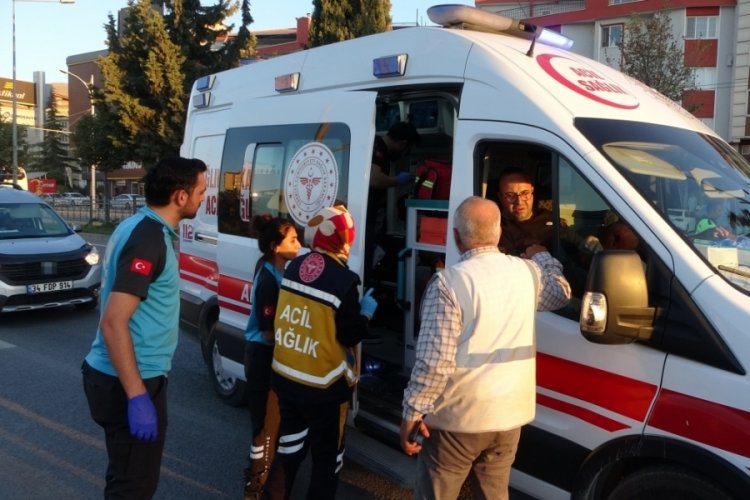 Malatya'da kontrolden çıkan araç refüje çarptı: 3 yaralı