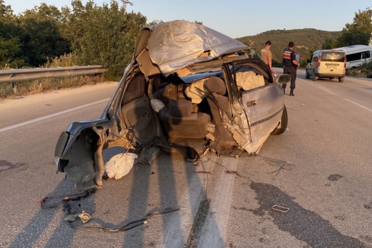Minibüsle çarpışan otomobil ikiye bölündü! Çok sayıda yaralı var
