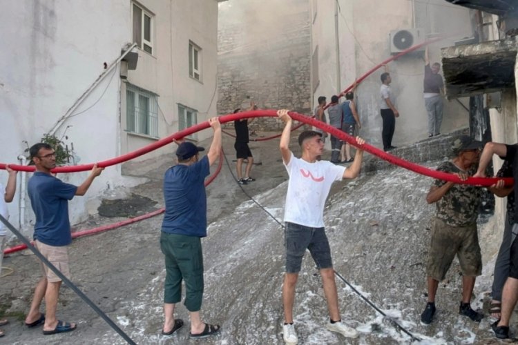 Mahalle sakinlerinden alevlere karşı insan zinciri