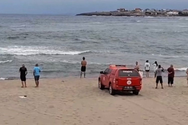 Denizde boğulma tehlikesi geçiren 2 kişi kurtarıldı, 1 kişi kayboldu