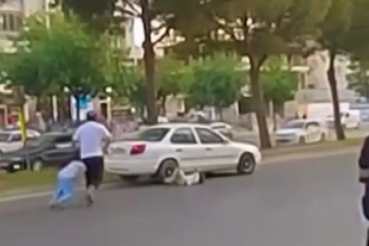 Babalarıyla yolun karşısına geçen çocuklara otomobil çarptı: O anlar kamerada