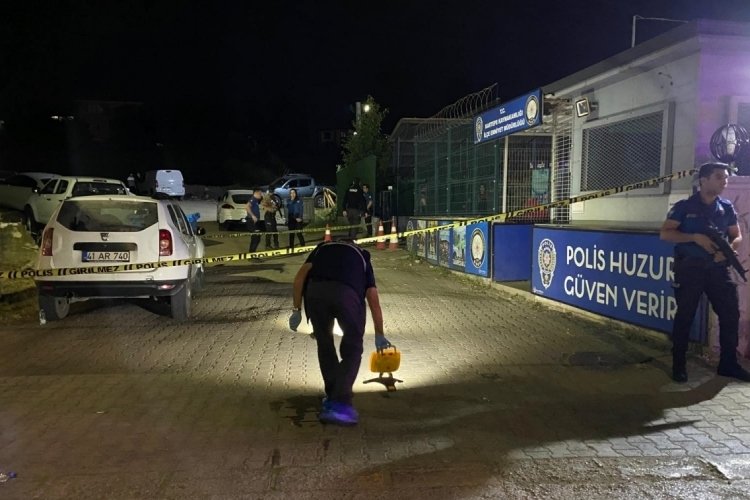 Kocaeli'nin Kartepe İlçe Emniyet Müdürlüğü önünde silahlı kavga: 2 yaralı