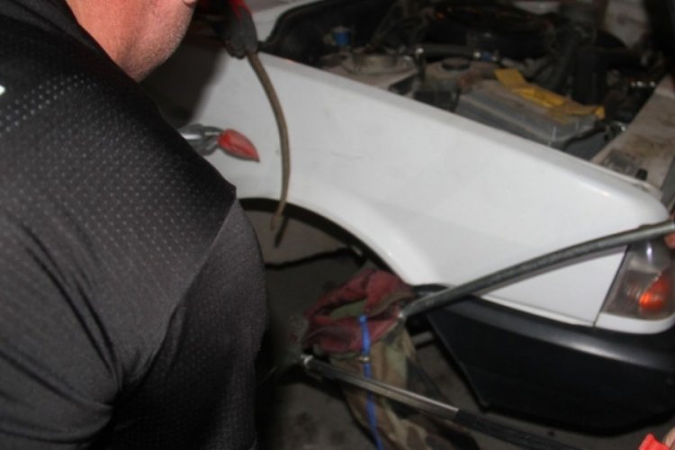 Otomobilin jantına girerek sıkışan yılanı itfaiye çıkardı