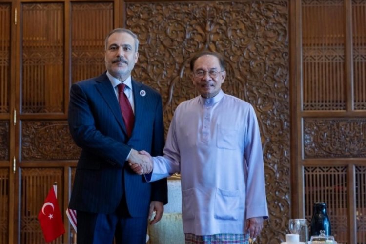Bakan Fidan, Malezya Başbakanı Enver İbrahim ile görüştü