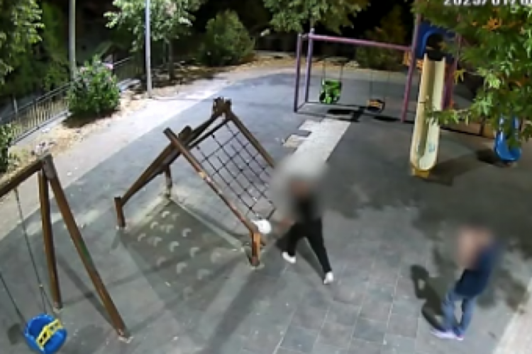 Parktaki kameraları kıran şüpheliler kamerada