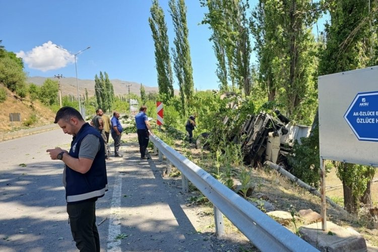 Freni boşalan kamyon uçuruma yuvarlandı: 1 ölü