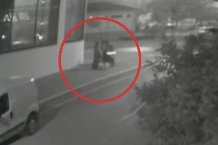 Kapkaççılar kadını yerde sürükleyip, çantasını gasbetti