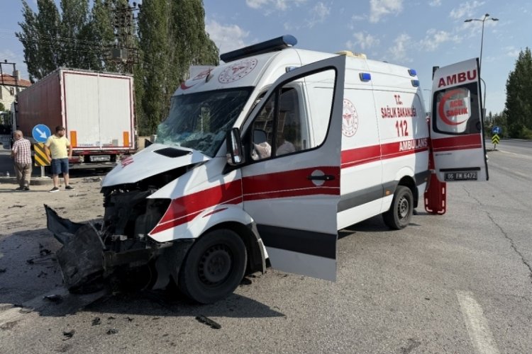 Tır ile ambulans çarpıştı: Çok sayıda yaralı!