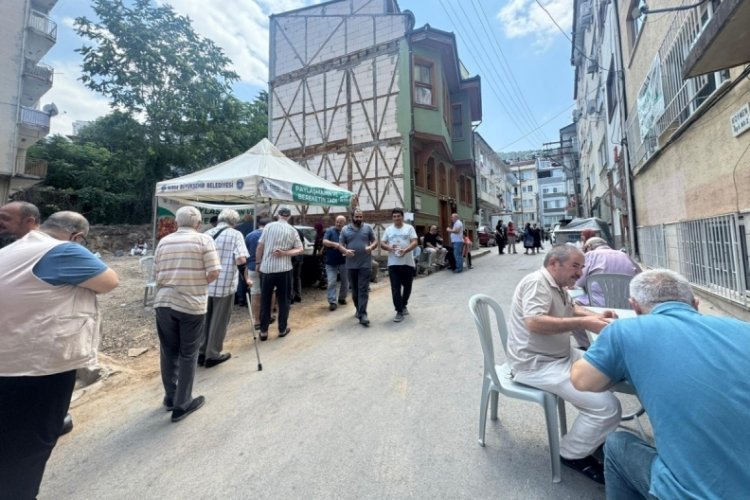 Bursa'nın tarihi mahallesinde aşure dağıtımı!