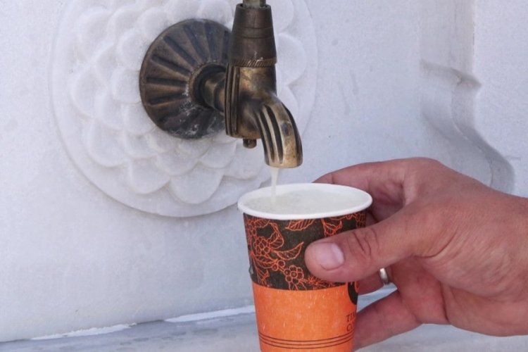 Cami avlusundaki çeşmeden su yerine limonata akıyor