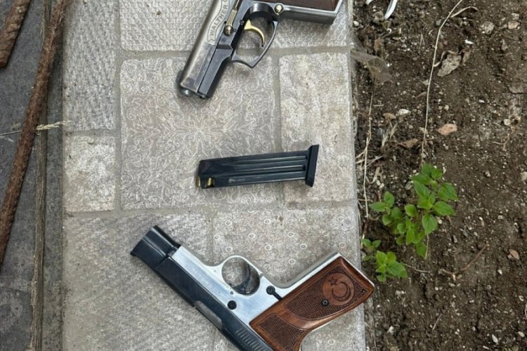 Motosikletli saldırganlar 2 iş yerini kurşunladı