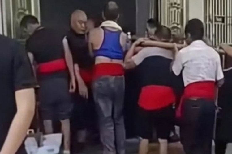Sağlıklı annesini tabuta koyup 16 kişiye taşıttı