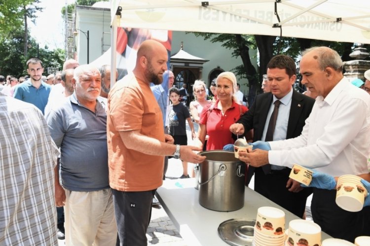 Başkan Aydın vatandaşlara aşure dağıttı