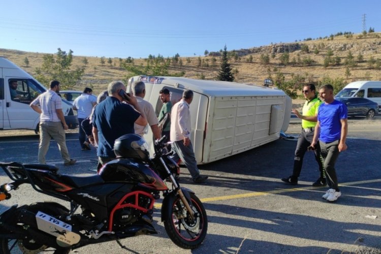 Şanlıurfa'da işçi servisi ile otomobil çarpıştı: 12 yaralı