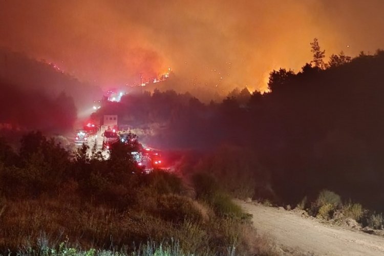 Suriye sınırında alevlerle mücadele gece karanlığında devam ediyor