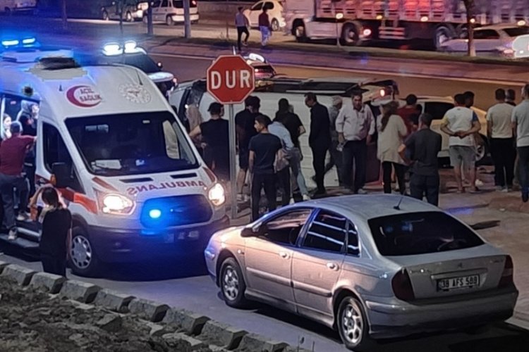 Otomobille çarpışan minibüs yan yattı: 9 yaralı