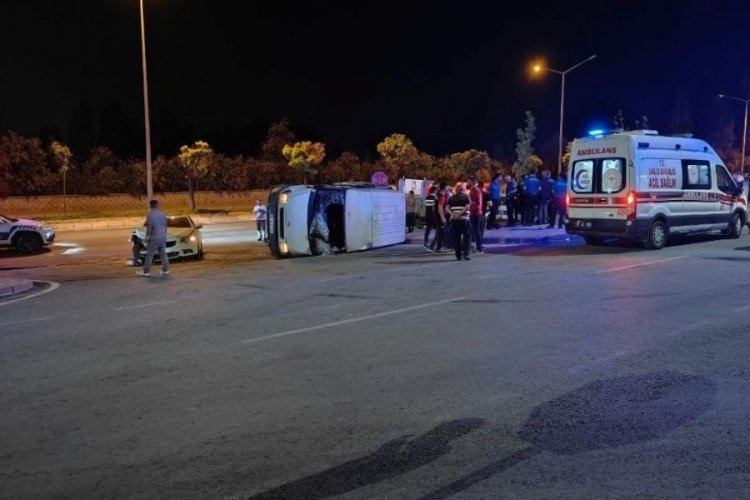 Kayseri'de otomobille çarpışan minibüs yan yattı: 9 yaralı