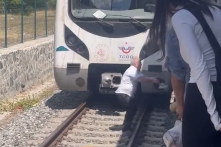 Makinist bir anda treni durdurdu! Bakın sebebi neymiş...