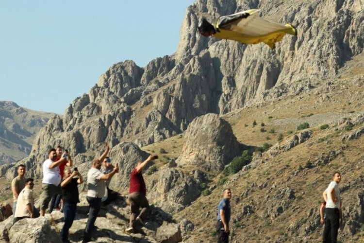 220 kilometre hıza ulaşan wingsuit atlayışı