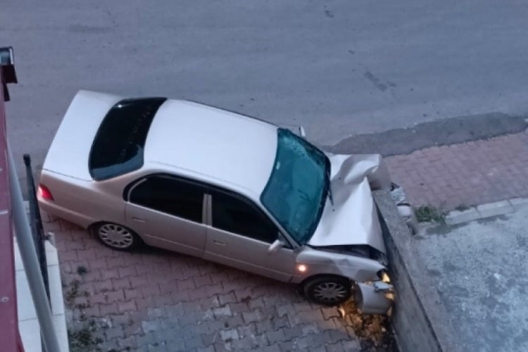 Duvara çarpan otomobilin sürücüsü yaralandı