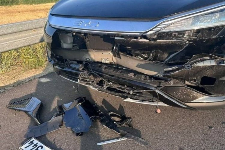 Kaza yaptı resmen dağıldı! Ünlü oto devine isyan etti