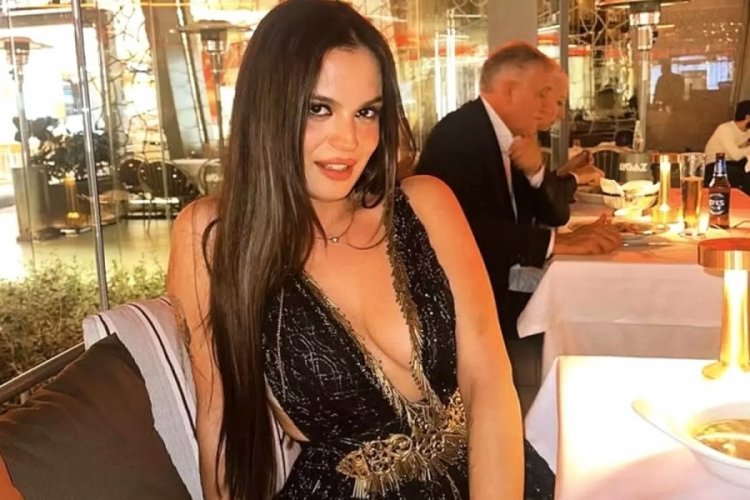 Aslı Bekiroğlu ve sevgilisi Çeşme'de dudak dudağa!