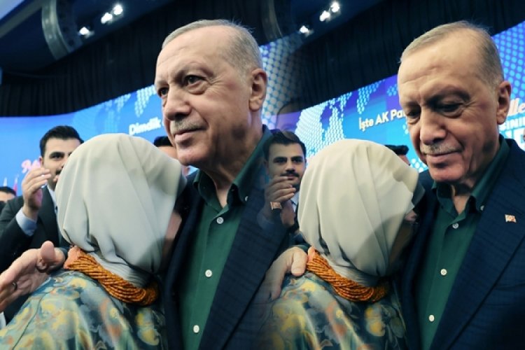 Emine Erdoğan, Cumhurbaşkanı Erdoğan'ın omzunda gözyaşlarına boğuldu