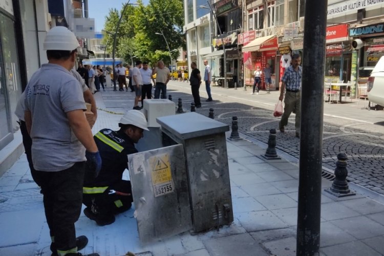 Kaldırımdaki elektrik panosunda yangın