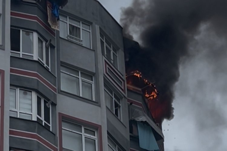Binanın 9. katında çıkan yangında 2 kişi dumandan etkilendi