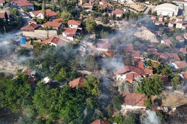 Otluk alanda çıkan yangında 4 ev zarar gördü
